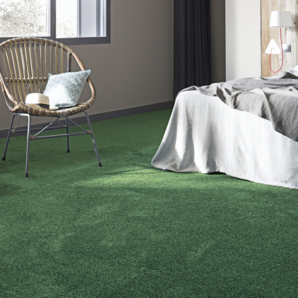 Moquette Délicatesse - Vert sapin habillant l'espace d'un coloris profond qui souligne le mobilier aux tons naturels