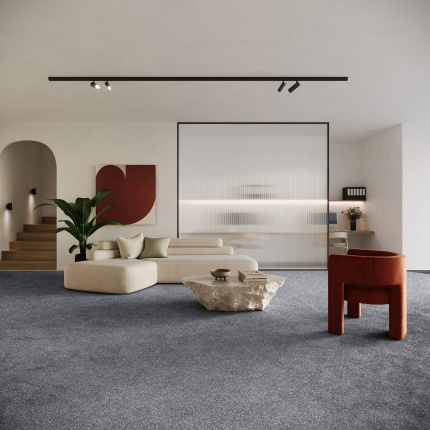 Moquette éco-conçue Infini 11.5 - Bleu gris dans un salon contemporain avec canapé clair et mobilier design