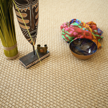 Tissé plat aspect naturel - Backstage - Biscuit avec masque décoratif, vase vert et accessoires colorés sur un tissage damier élégant