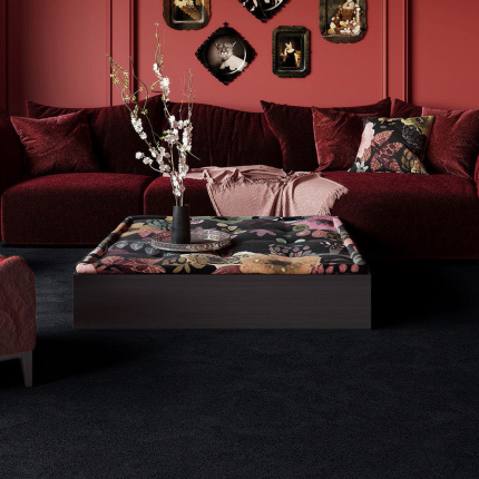 Moquette ultra douce Chroma Sense Noir carbone dans un salon à l’atmosphère feutrée à la texture dense