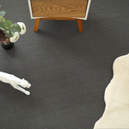 Sol Sisal - Minimal - Gris cendré avec composition florale et mobilier aux tons naturels