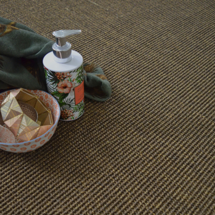 Sol Sisal - Minimal - Châtaigne grillée accompagné d’un flacon décoratif et d’un tissu vert