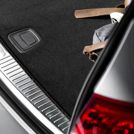 Moquette aiguilletée automobile - Noir installée dans le coffre d'une voiture pour protéger le plancher