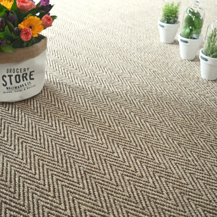 Sol Sisal Chevron - Héritage - Cordage avec bouquet de fleurs colorées et cactus décoratifs sur un élégant tissage chevron