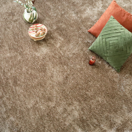 Moquette shaggy Glossy FusionBac muscade, surface douce et confortable pour marcher pieds nus