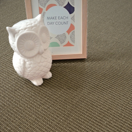 Sol Sisal - Minimal - Châtain avec chouette décorative blanche et cadre illustré posé sur le revêtement