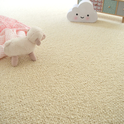 Moquette Wooly - Milkshake vanille en pure laine vierge bouclée avec peluche et décoration pastel