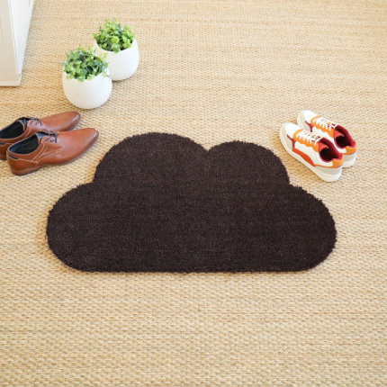 Tapis d'entrée déco Nuage - Fibre de Coco 17mm - Brun, forme nuage chaleureuse mise en scène près de la porte