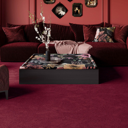 Mise en ambiance de la moquette Chroma Sense rouge profond dans un salon cosy