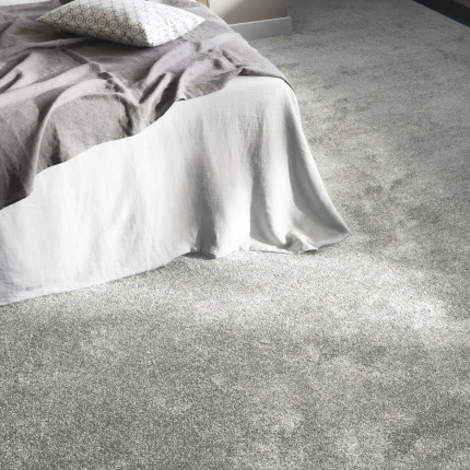 Moquette douce Délicatesse - Gris urbain mettant en valeur un coin chambre élégant et confortable