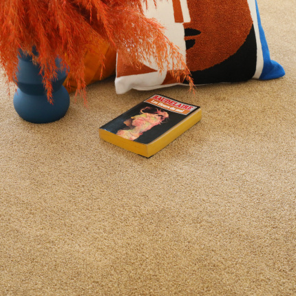 Moquette éco-conçue - Infini 11.5 - Camel avec accessoires orange et bleu contrastant avec sa teinte chaleureuse
