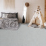 Moquette éco-conçue - Infini 11.5 - Gris urbain dans une chambre d'enfant avec tipi et couchage au sol