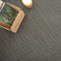 Sol Sisal Chevron - Héritage - Gris cendré avec livre décoratif et bougie mettant en valeur la finesse du tissage