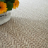Sol Sisal Chevron - Héritage - Cordage révélant son tissage raffiné aux côtés d'une décoration florale colorée