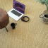 Jonc de mer Fin Damier - Naturel brut dans un coin bureau avec ordinateur portable, fauteuil en cuir et tasse noire