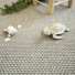 Tissé plat aspect naturel - Backstage - Embrun avec coquillages décoratifs et mobilier en bois clair dans une ambiance naturelle