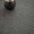 Sol Sisal - Minimal - Gris cendré mettant en valeur sa texture autour d'un vase décoratif