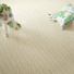 Sol Sisal Chevron - Héritage - Dune avec coussin imprimé feuillage et table blanche dans une ambiance naturelle
