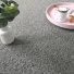 Moquette naturelle en laine Wooly - Gris feutré avec plateau rose et vase décoratif