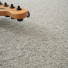 Moquette naturelle en laine - Dolce Vita - Gris nuage avec manche de guitare et texture bouclée apparente