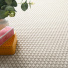 Tissé plat aspect naturel - Backstage - Perle de nacre révélant son motif natté damier et sa teinte claire lumineuse