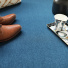 Mise en scène de la moquette Sylon haute résistance bleu denim dans un espace de détente