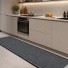 Tapis de passage Antidérapant au mètre - Anthracite associé à une cuisine épurée aux façades beige grisé