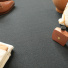 Mise en ambiance déco sur moquette Sylon gris foncé classée feu haute résistance