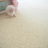 Moquette naturelle en laine Wooly - Milkshake vanille dans une chambre d’enfant avec peluche blanche