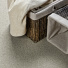 Moquette naturelle en laine Wooly - Gris tendre dans une chambre cocooning avec panier en fibres naturelles et linge clair