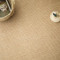 Sol Sisal Crafted - Havane mettant en avant son tissage fin aux côtés d'un panier en fibres naturelles
