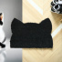 Tapis d’entrée déco Chat - Fibre de Coco 17mm - Noir présenté avec un chat, silhouette féline assortie