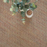 Tissé plat aspect naturel - Backstage Multicolor - Épices avec feuillage suspendu et pot décoratif dans une ambiance naturelle