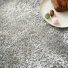 Moquette shaggy Glossy FusionBac gris urbain, confort acoustique et isolation performante