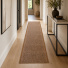 Tapis de passage Antidérapant au mètre - Marron dans un couloir lumineux décoré de bois et de plantes