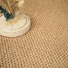 Sol Sisal Crafted - Havane accompagné d'un vase décoratif et de fleurs séchées