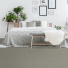Sol Sisal - Minimal - Gris métallique au pied d'un lit avec banc en bois et plantes vertes