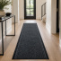 Tapis de passage Antidérapant au mètre - Noir installé dans une entrée moderne et lumineuse
