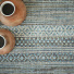 Sol tissé plat Salsa Orage, motifs graphiques et fibres résistantes pour terrasse ou salon