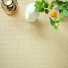 Sol Sisal Chevron - Jazz - Dune accompagné d'une plante fleurie et d'accessoires déco aux tons naturels
