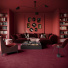 Ambiance décorative complète avec la moquette Chroma Sense Rouge profond dans un espace de vie structuré