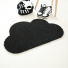 Tapis d'entrée déco Nuage - Fibre de Coco 17mm - Noir, silhouette ludique accompagnée de chaussures au style graphique