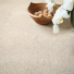 Moquette éco-conçue - Infini 11.5 - Lin naturel avec vue rapprochée de la matière et décoration végétale