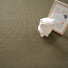 Sol Sisal - Minimal - Châtain mettant en valeur une grande surface de revêtement avec objets décoratifs