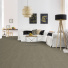 Moquette douce Délicatesse - Grège cocoon dans un salon contemporain avec canapé blanc, lampadaire noir et table basse en bois