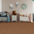 Moquette éco-conçue - Infini 11.5 - Orange tomette dans une chambre d'enfant avec deux lits et mobilier coloré