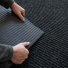 Tapis d’entrée anthracite avec dos antidérapant, maintien parfait sur le sol Tapis entrée antidérapant anthracite, détail du support caoutchouc résistant et pratique