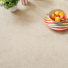 Moquette éco-conçue - Infini 11.5 - Lin naturel mettant en valeur sa teinte claire près d'une coupe de fruits
