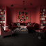 Vue large d’un salon élégant où la moquette Chroma Sense Noir carbone recouvre le sol, entouré de murs rouges