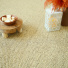 Sol Sisal - Crafted - Dune avec bougie et feuillage orange sur le revêtement